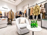 Augmenter l'impact de la marque |   Décoration de boutique de mode et design d'intérieur de magasin de vêtements - Présentoirs pour espace commercial de luxe