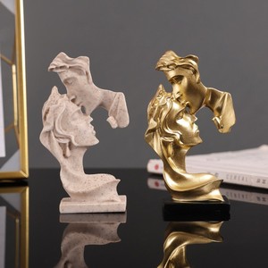 Figura de Resina de Momento de Beso de Mystic Arts, Adorno de Escritorio Moderno y Minimalista, Artesanía Abstracta de Lujo Ligero - Product Image 1