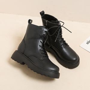 Botines de Estilo Británico para Otoño/Invierno, de Cuero Vacuno Negro con Forro de Piel, Punta Redonda y Cierre de Cordones - Product Image 1