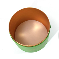 Boîte cadeau cylindrique ronde de luxe personnalisée en cuir PU vert avec poignée et doublure dorée pour le rangement
