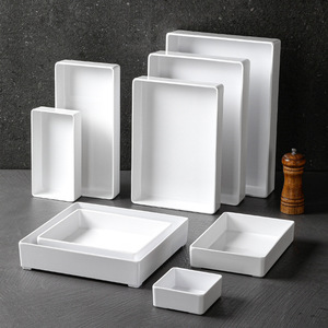 Bandeja rectangular de plástico blanca comercial para exhibir platos guisados y comida cocinada, específicamente para platos fríos. - Product Image 1