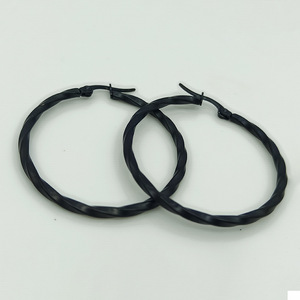 ต่างหูห่วงแบบหนีบ 316L สแตนเลสสตีลเคลือบ PVD ทอง 18K ดีไซน์เกลียว สำหรับทุกเพศ |   ทันสมัย ป้องกันอาการแพ้ น้ำหนักเบา กันน้ำ ทนทาน - Product Image 3