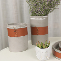 Vente chaude maison forme support en métal jardinière décorative couverture en cuir pot de fleur en ciment