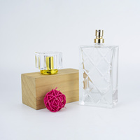 Flacon de parfum vide en verre de 100 ml avec pulvérisateur et diffuseur à bâtonnets pour la circulation en gros de cosmétiques et le commerce mondial