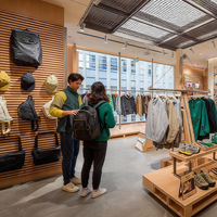 Présentoir de Magasin de Vêtements Personnalisé, Vitrine en Bois avec Éclairage LED pour Boutique de Vêtements, Vente Directe Usine
