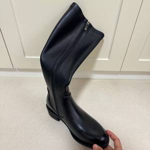 Botas Altas de Montar para Mujer, Minimalistas, de Cuero Genuino Ultrasuave, Negras, con Cremallera, Ajuste Delgado, Punta Redonda, por Debajo de la Rodilla - Product Image 1