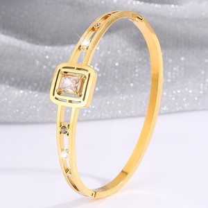 Bracelet ODM en acier inoxydable de haute qualité, style minimaliste et tendance, géométrique carré, zircon, ouvrable, creux, rond, zircon - Product Image 1
