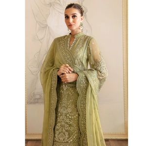 Robe élégante pour femmes pakistanaises avec de magnifiques broderies et pierres, accompagnée d'un dupatta assorti, prête à porter - Product Image 2