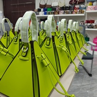 Sofort lieferbare Designer-Geometrie-Pyramiden-Damentasche – Dual-Use-Handtasche mit Schulterriemen für den Alltag