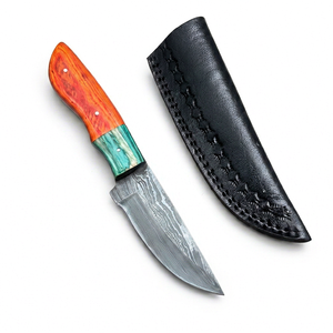 Couteau de chasse en acier de Damas avec manche en bois Pakka rouge et vert et étui en cuir - Product Image 1