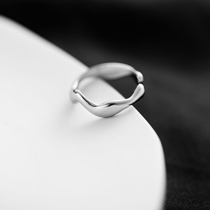 Bague en acier inoxydable plaqué <span class=keywords><strong>or</strong></span> <span class=keywords><strong>18</strong></span> <span class=keywords><strong>carats</strong></span> avec une ligne fluide irrégulière minimaliste - Product Image 3
