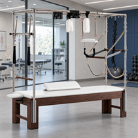 Tendance 2026 : Reformer Pilates Cadillac en bois de noyer durable et réglable, avec tour trapèze en acier inoxydable, pour l'entraînement en studio et la santé corporelle