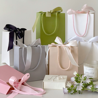 Bolsa de Regalo Ecológica de Papel Kraft Grueso con Cinta Dorada y Logotipo Personalizado UV para Empaque de Boutique y Minoristas