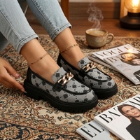 Mocassins de niche rétro haut de gamme avec empeigne inspirée du style rétro, ornés d'une épaisse chaîne en métal doré et d'une semelle plateforme dentelée