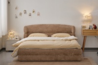 Lit rembourré incurvé de style vintage moderne italien avec cadre en bois pour chambre à coucher