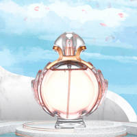 Feminines Parfüm in Kugelförmiger Klarglasflasche mit Blassrosa Flüssigkeit, Knopfkappe und Roségold-Kragen - Ätherische Haltbarkeit