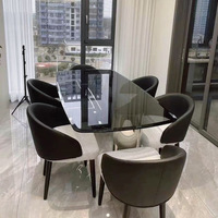 Table à manger italienne de luxe légère avec plateau en verre trempé carré, base en métal, ensemble de chaises en cuir PU pour la maison, la villa