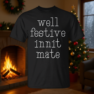 Camiseta Well Festive Innit Mate con diseño de humor británico y eslogan navideño británico - Product Image 3