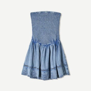 Vestido vaquero elegante de verano para mujer, corte A, casual, sin tirantes, halter, sin mangas, mini, con logo frontal, silueta holgada. - Product Image 4