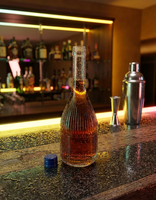 Bouteille à liqueur en verre transparent, vente en gros et logo personnalisé, bouteille côtelée verticale à taille cintrée, 500ml 700ml 750ml, produit phare