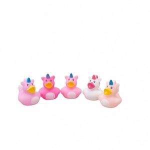 Nouvelles mini décorations de fête en plastique en forme de canard licorne arc-en-ciel, cadeau d'anniversaire, jouet pour le bain, le jeu dans l'eau et le sable, 2 pouces - Product Image 1