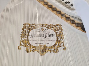 Piano de cola Yamaha de lujo con cristales transparentes para espectáculos de bodas, decoración de hoteles y salas de conciertos - Product Image 6
