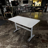 Bureau électrique moderne pour le télétravail, réglable en hauteur, à vérin pneumatique, style métal et bois, idéal pour l'étude et la salle à manger