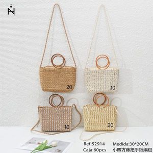 Piccola Borsa Quadrata in Rattan 30x20cm con Manico in Legno per Asciugamani di Carta - Product Image 3