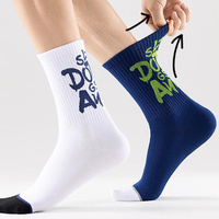 Chaussettes de sport de gymnastique athlétique avec lettre en jacquard et logo personnalisé pour hommes Chaussettes d'équipage à la mode antidérapantes en coton peigné Équipage décontracté