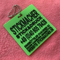 Étiquette suspendue en caoutchouc silicone vert recyclé avec lettres en relief, étiquette de sac en PVC durable faite à la main avec chaîne métallique