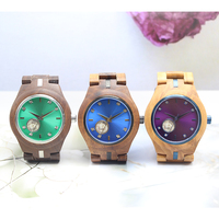 Montre en bois artisanale avec cadran semi-squelette, options de couleurs multiples, boîtier en bois naturel, bracelet décoratif incrusté, cadran serti de cristaux