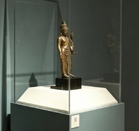 Etalase Patung Buddha Berdiri Sendiri Berkualitas Museum dengan Lampu LED, Showcase Kaca Premium untuk Peninggalan Budaya & Patung