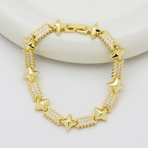 Bracciale <span class=keywords><strong>a</strong></span> catena con ciondoli <span class=keywords><strong>a</strong></span> forma di cuore <span class=keywords><strong>a</strong></span> <span class=keywords><strong>V</strong></span>, cuore, luna, stella, strass <span class=keywords><strong>e</strong></span> smalto, in oro 18K, di lusso, di alta gamma, che mantiene il colore. - Product Image 2