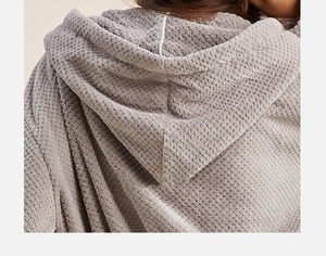 Accappatoio da bagno con cappuccio morbido e spesso in pile di corallo <span class=keywords><strong>cappotto</strong></span> caldo <span class=keywords><strong>per</strong></span> la <span class=keywords><strong>casa</strong></span> da donna uomo assorbente <span class=keywords><strong>per</strong></span> adulti - Product Image 6