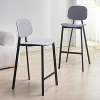 Siège de comptoir îlot optimisé, chaise de bar avec dossier et repose-pieds, structure en métal mat pour espace commercial