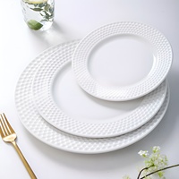 Assiette à dîner en céramique haut de gamme à bord doré gaufré pour la maison, le café, les collations, les desserts, les services quotidiens et une présentation de table élégante