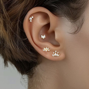 Boucles d'oreilles clous en titane avec zircons pour piercing, conformes ASTM F136 - Product Image 4