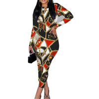 Robe longue imprimée ajustée à manches longues avec une silhouette évasée, une taille tendance et une jupe évasée à la mode