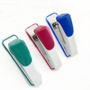 Mini grapadora con 3 colores surtidos (rojo, azul, verde) para estudiantes y oficinas. - Product Image 5