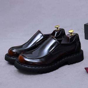 Nouveaux mocassins pour hommes, style britannique, semelle épaisse, chaussures en cuir brillant à enfiler pour hommes, chaussures décontractées et polyvalentes pour les trajets quotidiens - Product Image 3