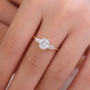 แหวนหมั้นเพชรทรงสี่เหลี่ยมคางหมู 3 เม็ด ดีไซน์เรียบง่าย ทำจากทองคำ 14K แท้ ได้รับการรับรองจาก IGI สำหรับเครื่องประดับเจ้าสาว - Product Image 5