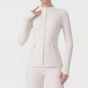 Ropa <span class=keywords><strong>de</strong></span> Yoga Original al por Mayor Gold Define - Chaqueta Deportiva Ajustada con Cremallera Dorada y Cuello Alto para Mujer - Product Image 3