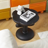 Table d'appoint de canapé crème moderne Mini table d'angle de balcon créative pour petit appartement pour le salon Caractéristiques de la table basse à fleurs