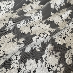 Tessuto bianco avorio del <span class=keywords><strong>pizzo</strong></span> delle ciglia francesi <span class=keywords><strong>con</strong></span> il <span class=keywords><strong>bordo</strong></span> smerlato per il vestito da sposa - Product Image 4