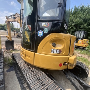 Pelle compacte CAT 304 d'occasion haute performance avec attache rapide et godet en acier allié, provenant de la flotte de machines légères - Product Image 1