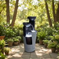 4-stufiger handgefertigter Solar-Gartenbrunnen aus Kunstharz mit Kaskaden-Wasserfall-Dekor und LED-Beleuchtung