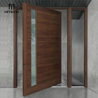Conception moderne de l'entrée principale, portes pivotantes extérieures en bois massif insérées en verre pour maison