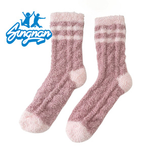 Calcetines de Mujer por Encima de la Rodilla, Gruesos y Afelpados, Cómodos, Suaves y Cálidos para Invierno, Antideslizantes, Regalo para Amigas - Product Image 1