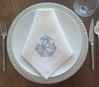 Serviettes en lin monogrammées à double initiale entrelacées, avec logo personnalisé brodé et ourlet festonné, réutilisables