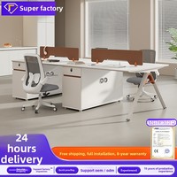 Bureau de personnel commercial minimaliste moderne, poste de travail double pour 4 à 6 personnes avec écran, table et chaise de bureau combinées avec bibliothèque